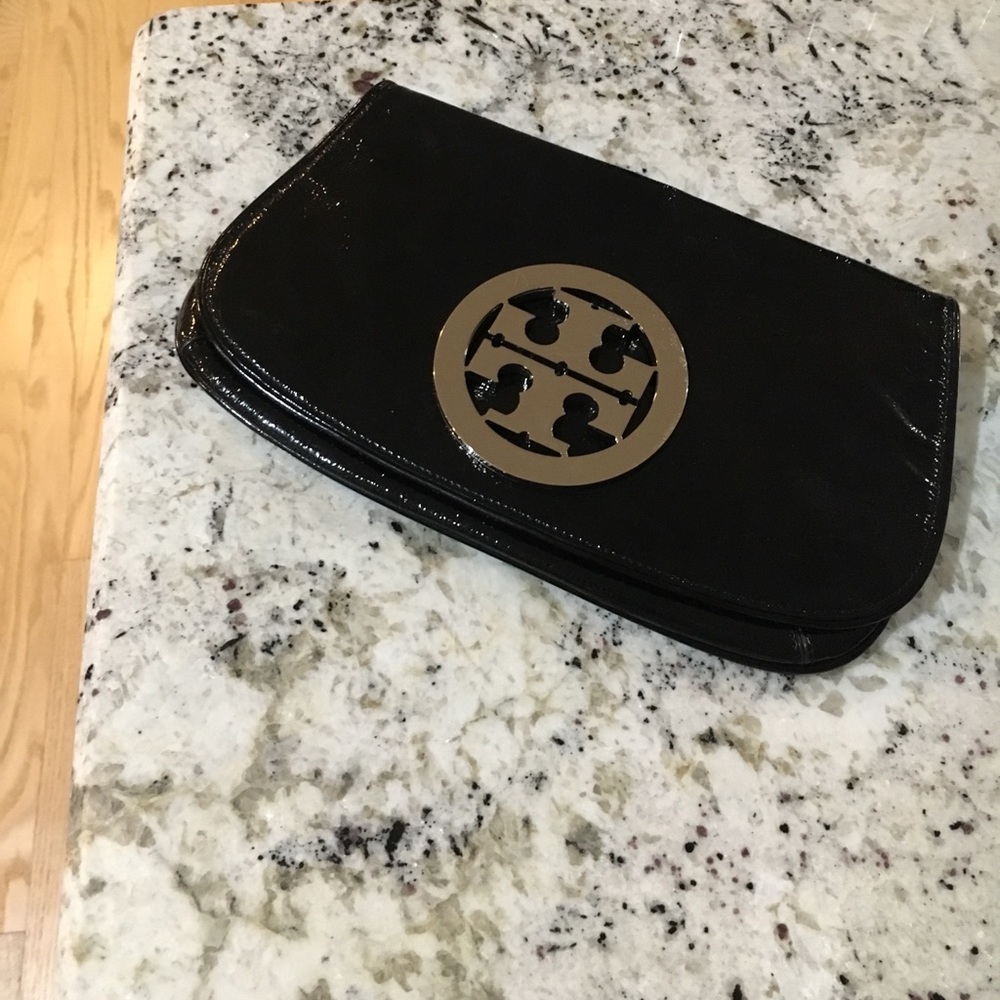 Tory Burch Amanda black patent logo clutch